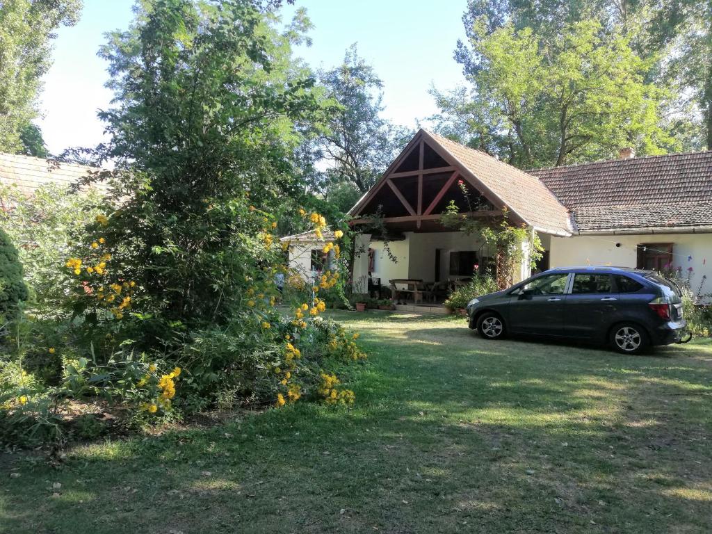 un coche aparcado frente a una casa en Jegenyés Birtok Vendégház, en Zsombó