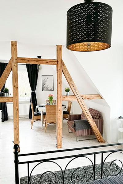 uma sala de estar com uma mesa e um candeeiro em Modernes Apartment mit Balkon free Parking Netflix em Celle