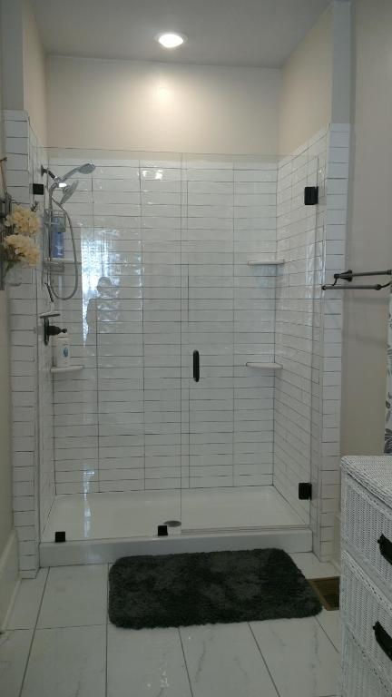 y baño con ducha y puerta de cristal. en Governor's Corner Bed & Breakfast en Russellville