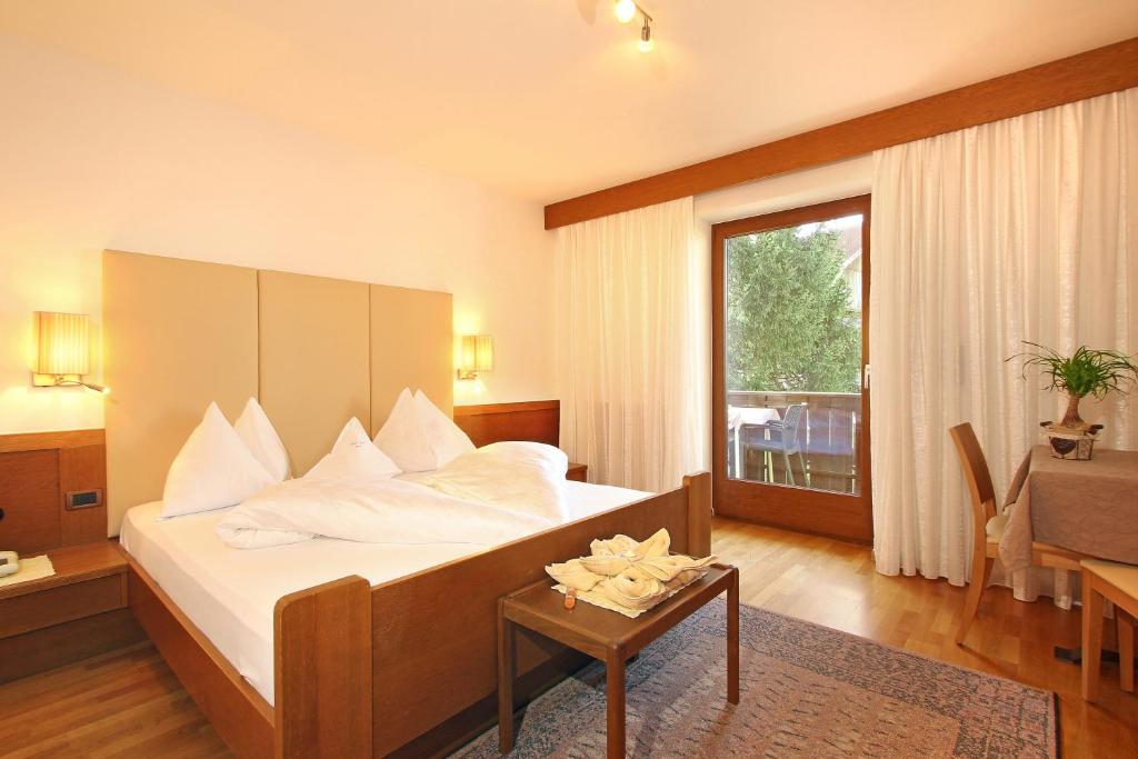 Postel nebo postele na pokoji v ubytování Hotel Garni Savoy - new opening
