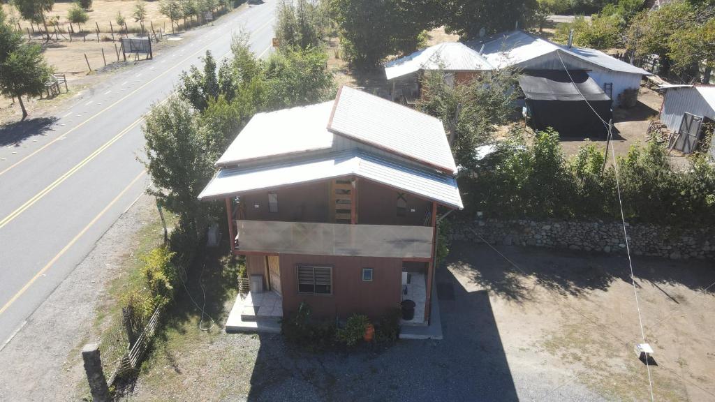 una pequeña casa al lado de una carretera en Cabaña Punto Punahue, en Choshuenco