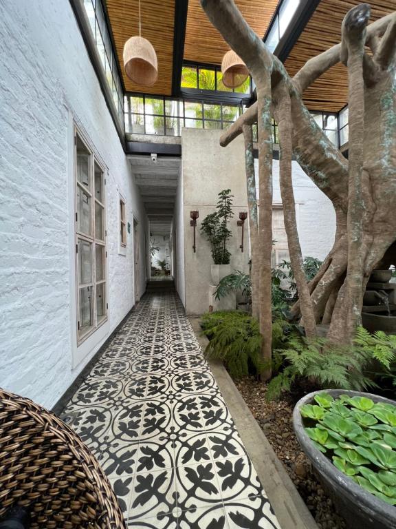 um corredor com piso em azulejo e um edifício em MAHI CASA BOUTIQUE em Cali