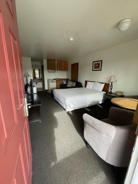 Fairground Inn - Standard Queen Room
