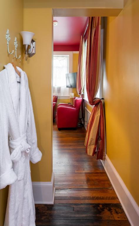 Sweet Biscuit Inn - Deluxe King Room