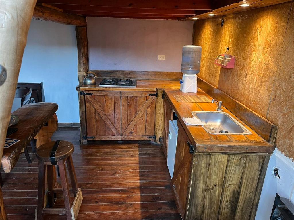 een keuken met een wastafel en een aanrecht bij Ma-hai in Ushuaia