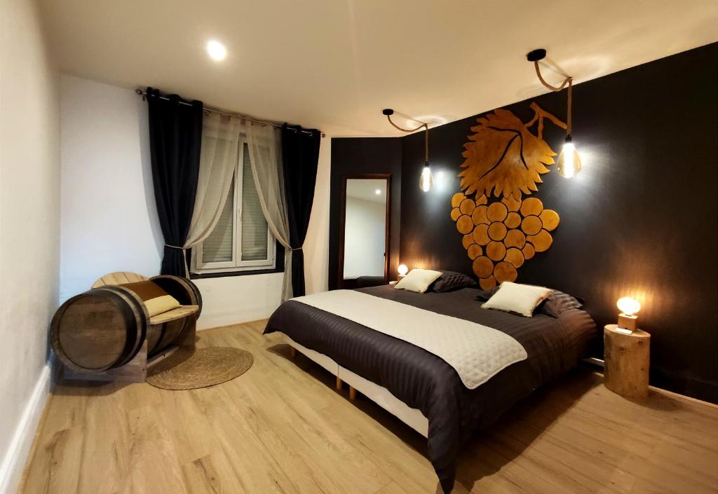Groom Épernay - Le Petit Tonnelier في إيبيرني: غرفة نوم بسرير كبير وارضية خشبية