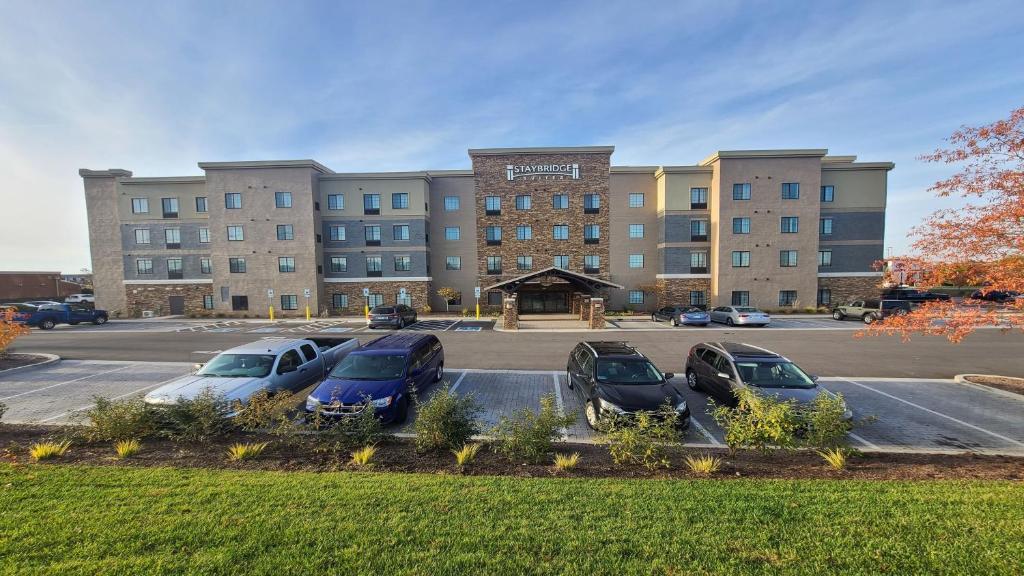 un grande edificio con auto parcheggiate in un parcheggio di Staybridge Suites Nashville SE - Murfreesboro, an IHG Hotel a Murfreesboro
