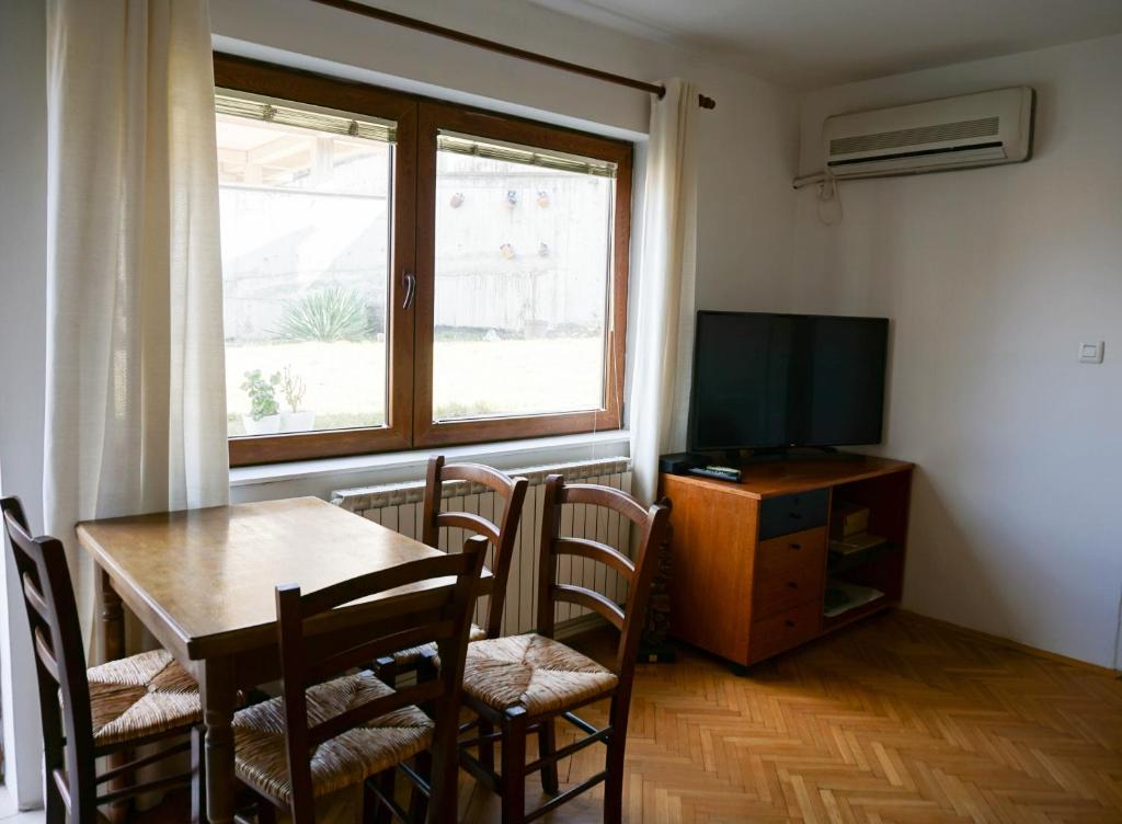 TV a/nebo společenská místnost v ubytování Studio K2
