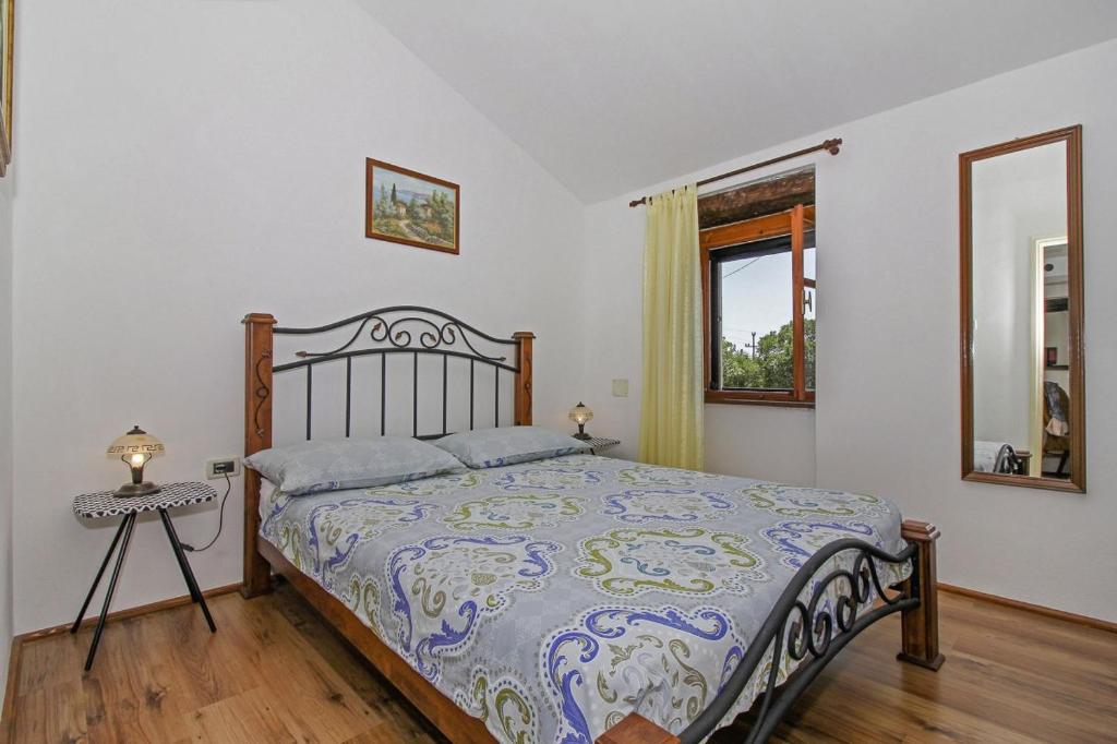 Łóżko lub łóżka w pokoju w obiekcie Marija-Lorena in Gora Glušići - Haus für 4 Personen