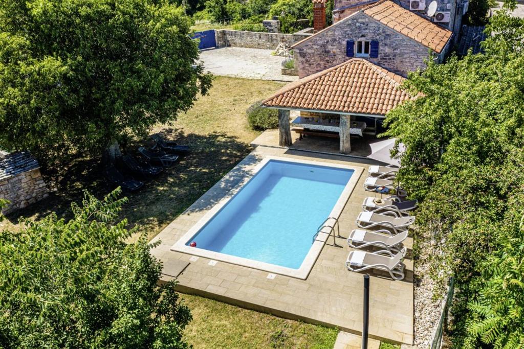 Basen w obiekcie Kutić in Štokovci (Haus für 10-15 Personen) lub w pobliżu