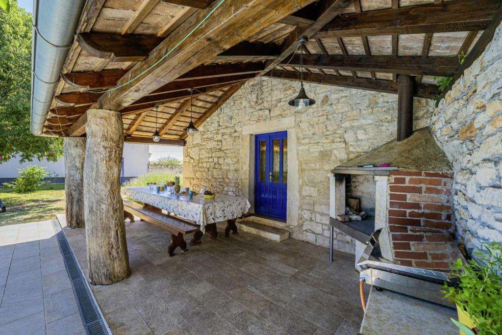 Patio lub wspólna przestrzeń na świeżym powietrzu w obiekcie Kutić in Štokovci (Haus für 10-15 Personen)