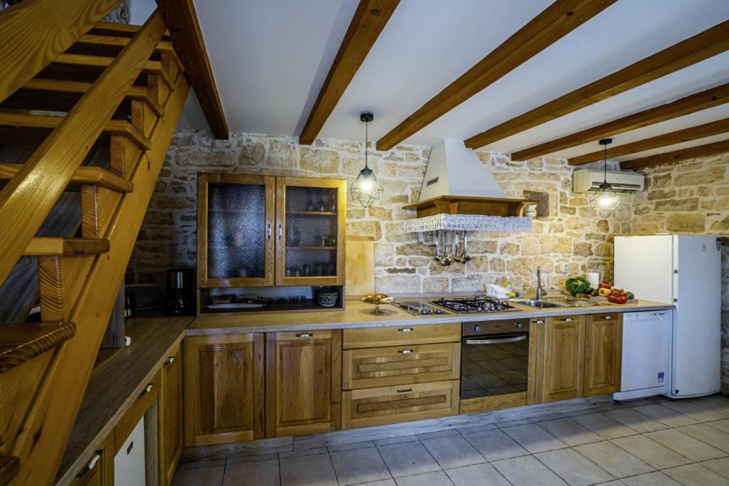 Kuchnia lub aneks kuchenny w obiekcie Kutić in Štokovci (Haus für 10-15 Personen)