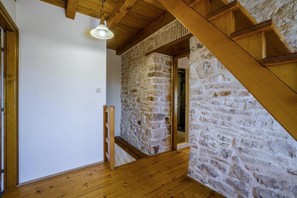 Zdjęcie z galerii obiektu Kutić in Štokovci (Haus für 10-15 Personen) w mieście Svetvinčenat