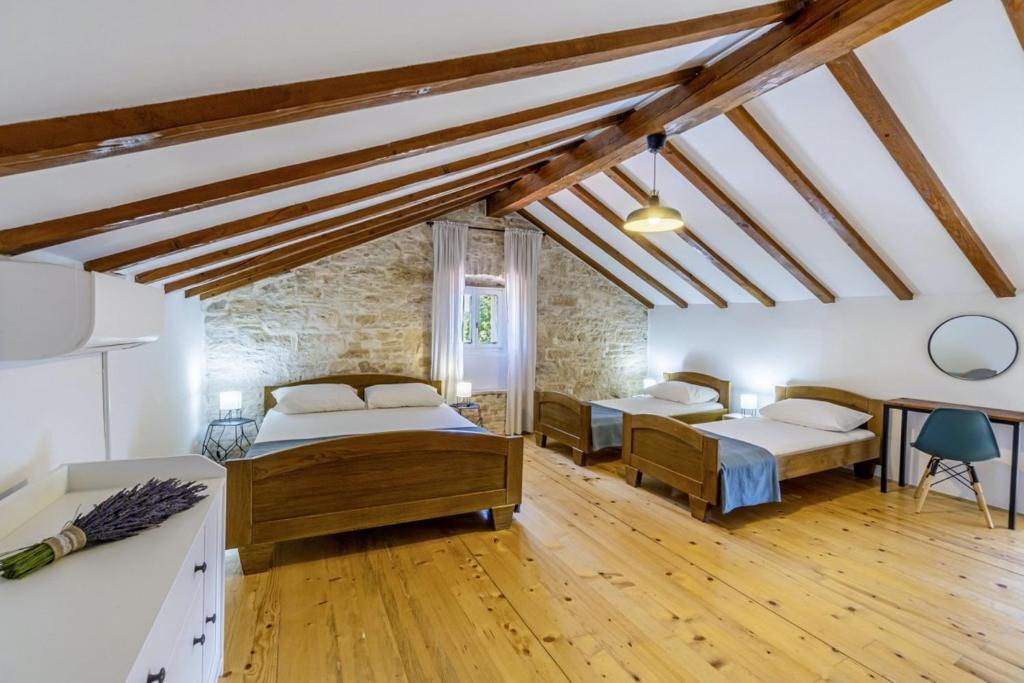 Łóżko lub łóżka w pokoju w obiekcie Kutić in Štokovci (Haus für 10-15 Personen)