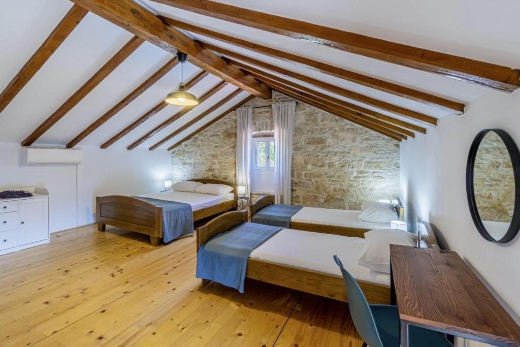 Łóżko lub łóżka w pokoju w obiekcie Kutić in Štokovci (Haus für 10-15 Personen)