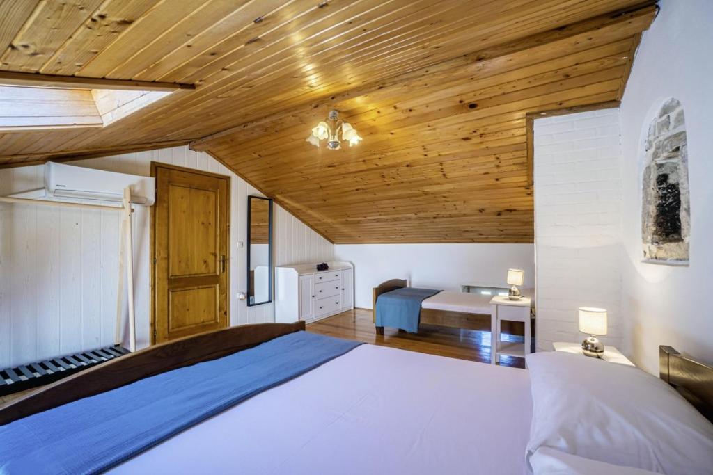 Łóżko lub łóżka w pokoju w obiekcie Kutić in Štokovci (Haus für 10-15 Personen)