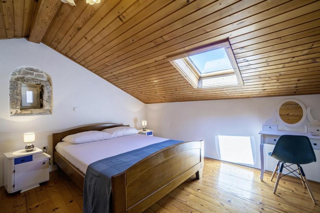 Łóżko lub łóżka w pokoju w obiekcie Kutić in Štokovci (Haus für 10-15 Personen)