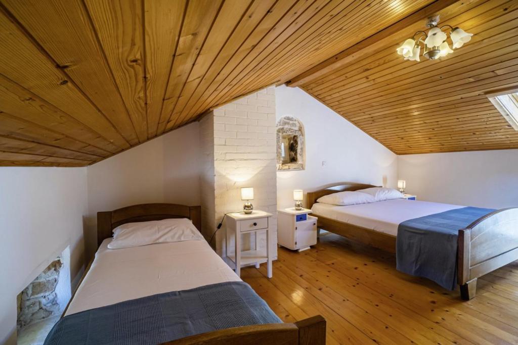 Łóżko lub łóżka w pokoju w obiekcie Kutić in Štokovci (Haus für 10-15 Personen)