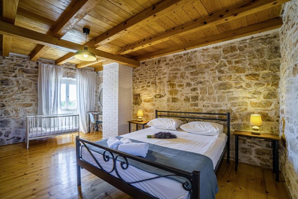 Łóżko lub łóżka w pokoju w obiekcie Kutić in Štokovci (Haus für 10-15 Personen)