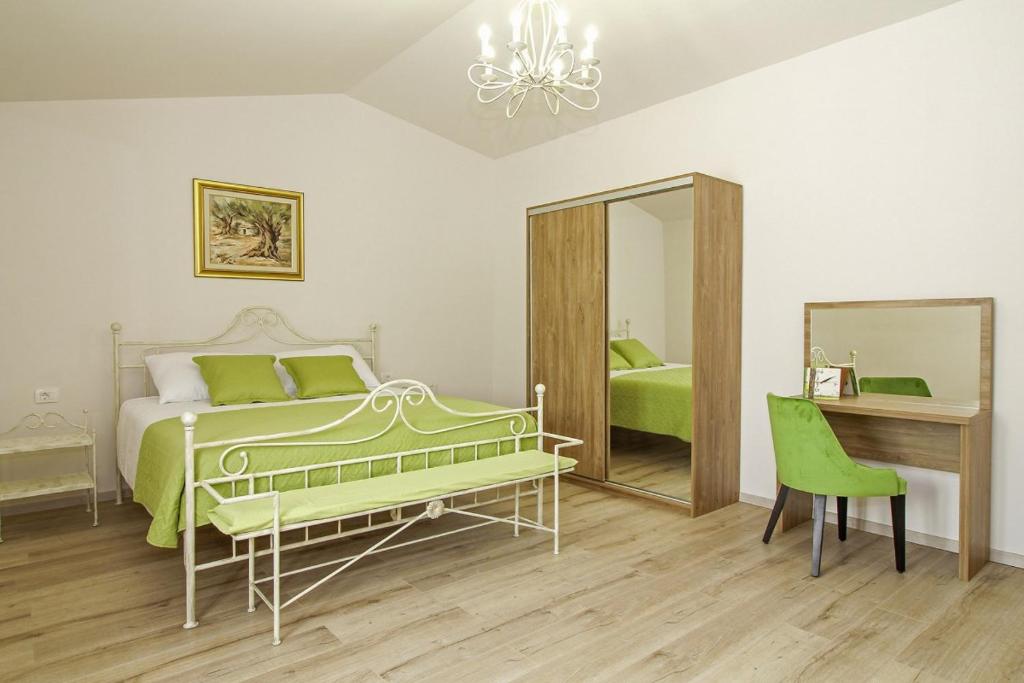 Postel nebo postele na pokoji v ubytování Villa Marija in Pekici (Haus für 8-10 Personen)