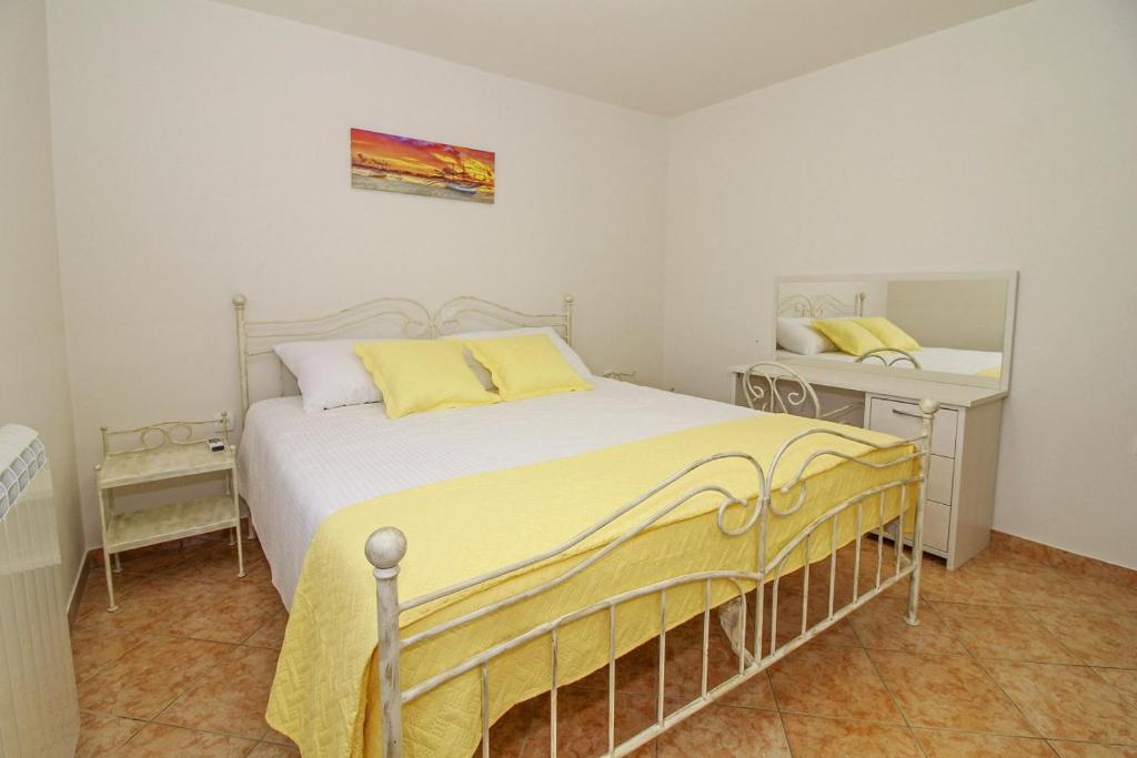 Postel nebo postele na pokoji v ubytování Villa Marija in Pekici (Haus für 8-10 Personen)