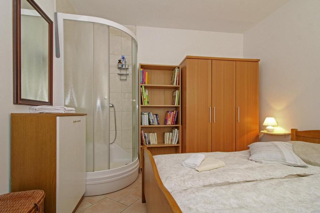 Postel nebo postele na pokoji v ubytování Alena in Debeljuhi (Haus für 4 Personen)