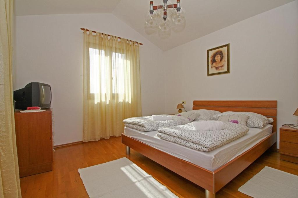 Postel nebo postele na pokoji v ubytování Alena in Debeljuhi (Haus für 4 Personen)