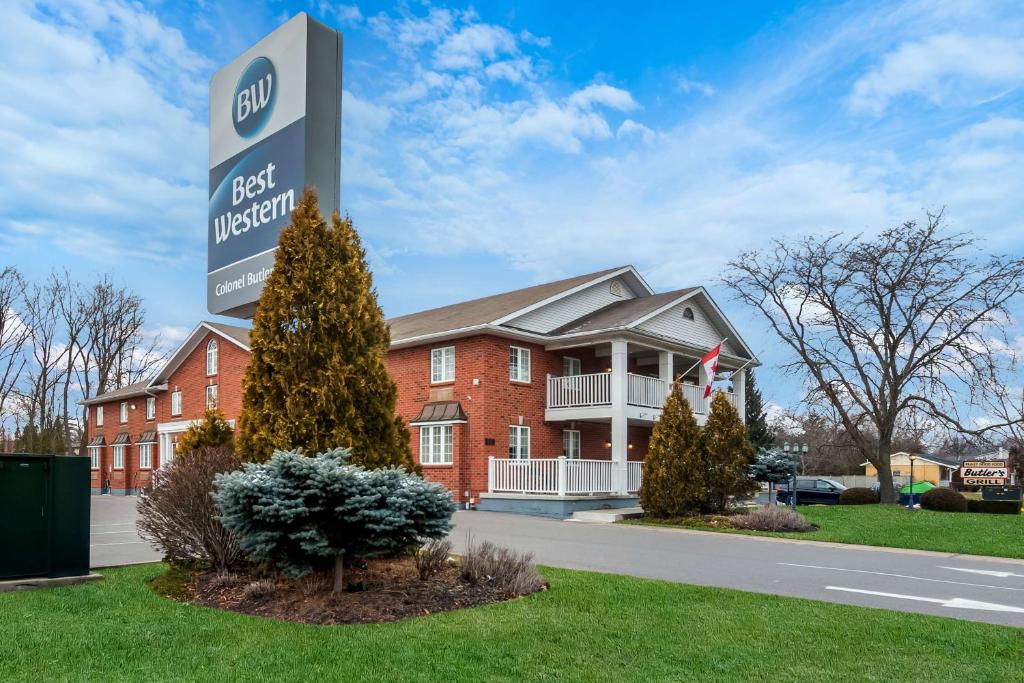 La mejor señal del hospital frente a un edificio de ladrillo rojo en Best Western Colonel Butler Inn, en Niagara on the Lake