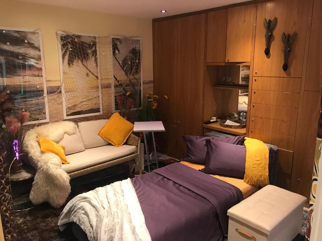 ein Schlafzimmer mit einem Bett und einem Sofa darin in der Unterkunft London Park Haven in London