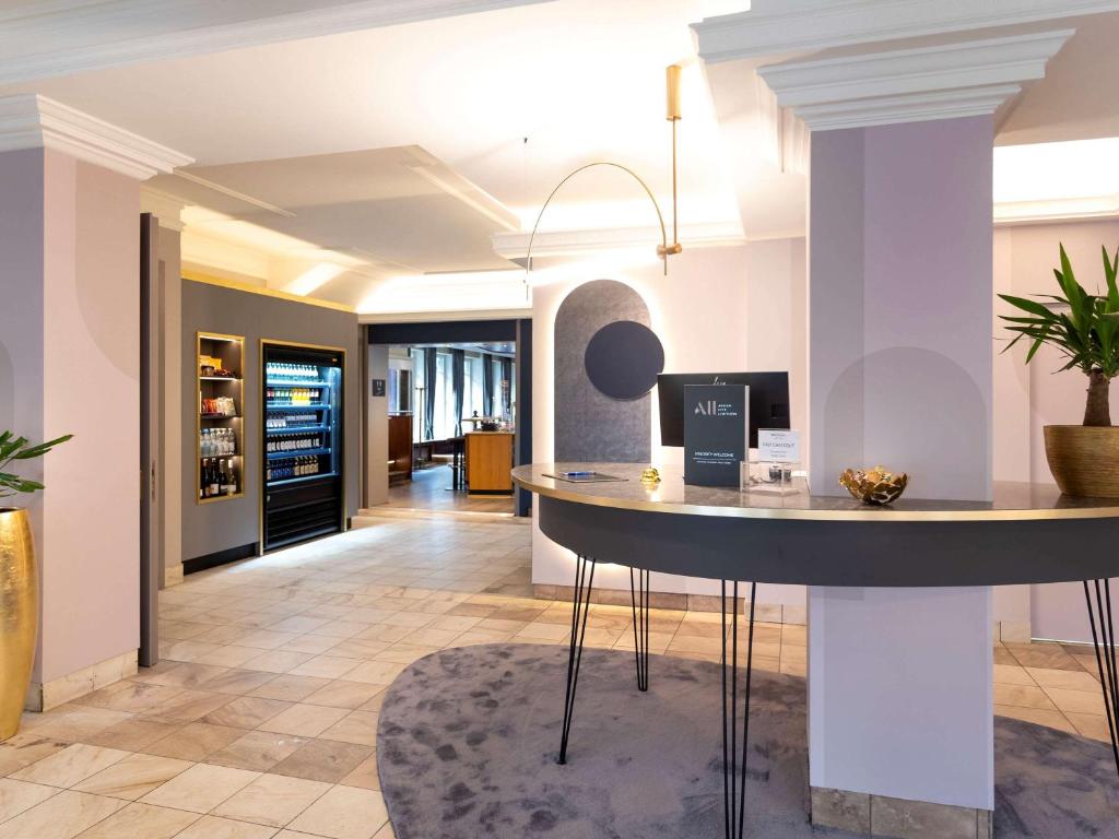 a kitchen and living room with a island in the middle at Mercure Mainz City Center in Mainz