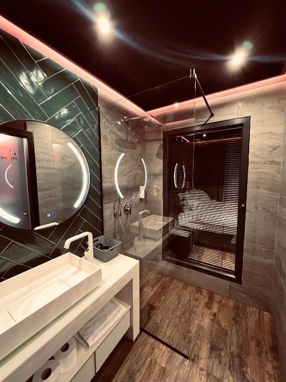 Deluxe Rooms Blloku Area - Imazhi 3