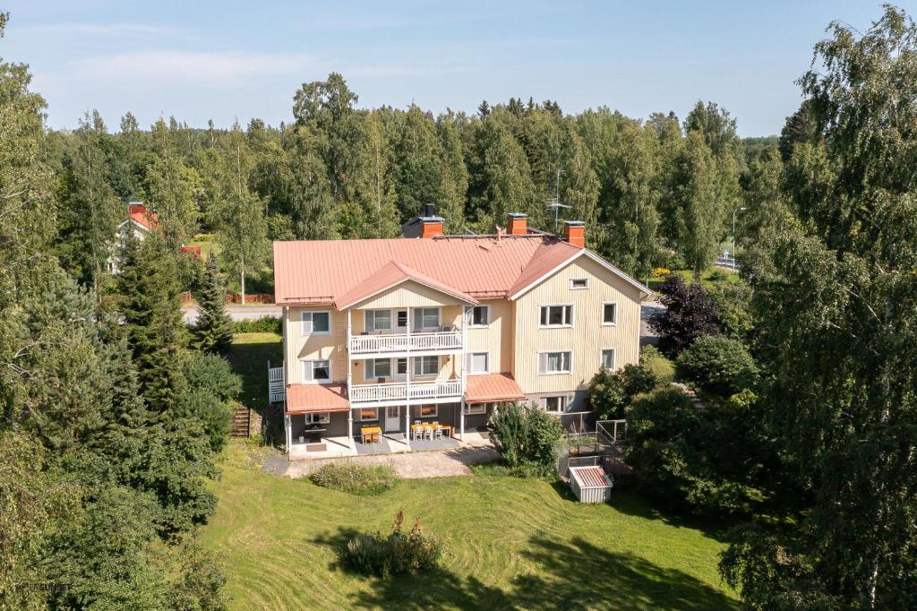 een luchtzicht op een groot huis in het bos bij Honkaranta in Jämijärvi