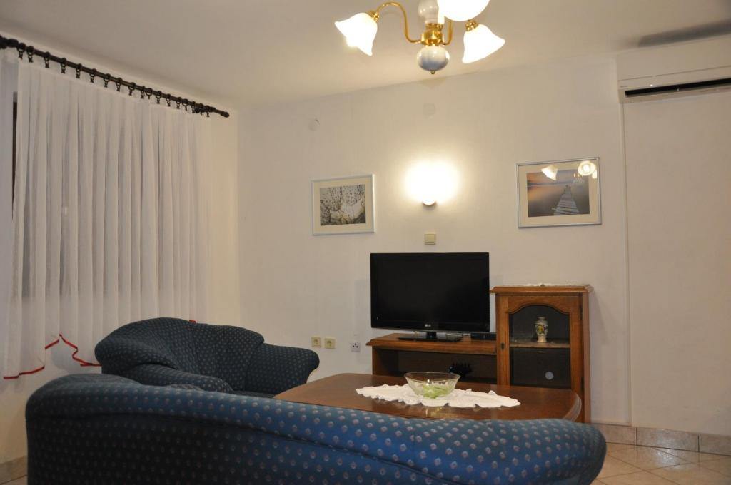 TV a/nebo společenská místnost v ubytování Apartments Kalsan