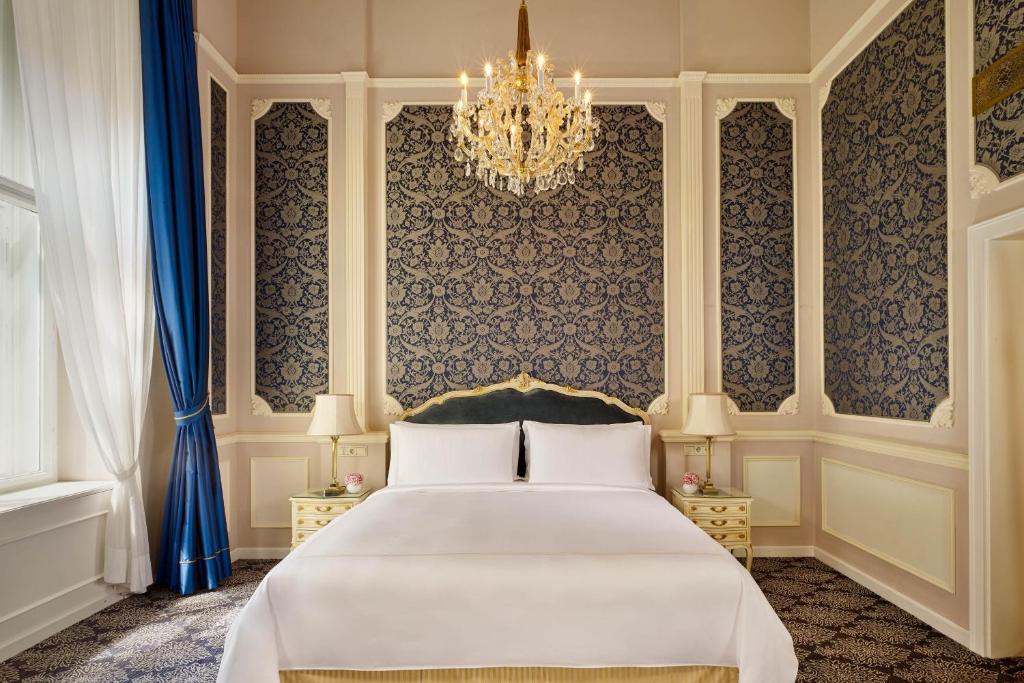 Voodi või voodid majutusasutuse Hotel Imperial, a Luxury Collection Hotel, Vienna toas