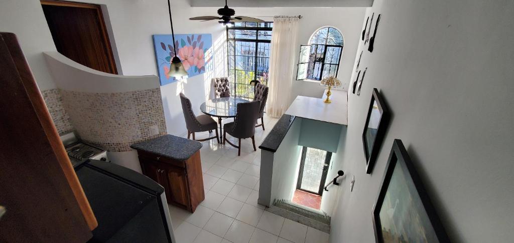 Palmitas Apartment في بويرتو فايارتا: اطلالة جوية على صالة جلوس مع طاولة طعام