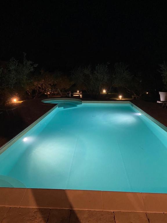 Basen w obiekcie Family friendly apartments with a swimming pool Povljana, Pag - 244 lub w pobliżu