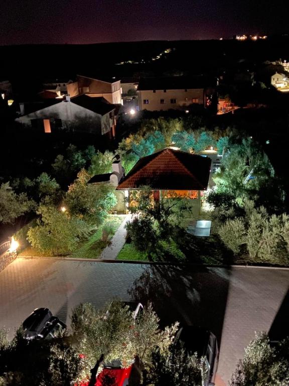 Zdjęcie z galerii obiektu Family friendly apartments with a swimming pool Povljana, Pag - 244 w mieście Povljana