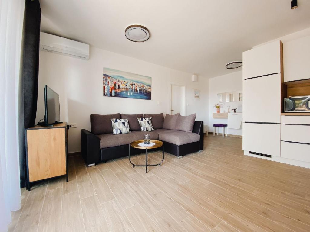 Kuchnia lub aneks kuchenny w obiekcie Family friendly apartments with a swimming pool Povljana, Pag - 244