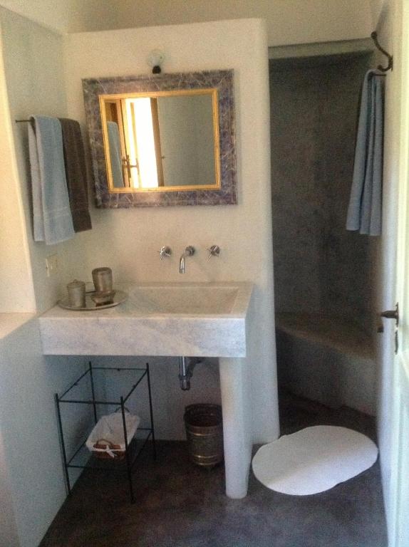 A bathroom at B&b Le Mareddre