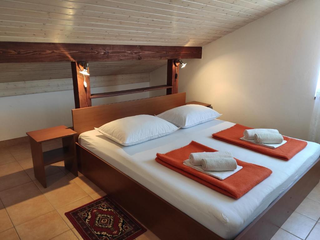 sypialnia z łóżkiem i dwoma ręcznikami na nim w obiekcie Apartments with a parking space Novalja, Pag - 6552 w Novalji
