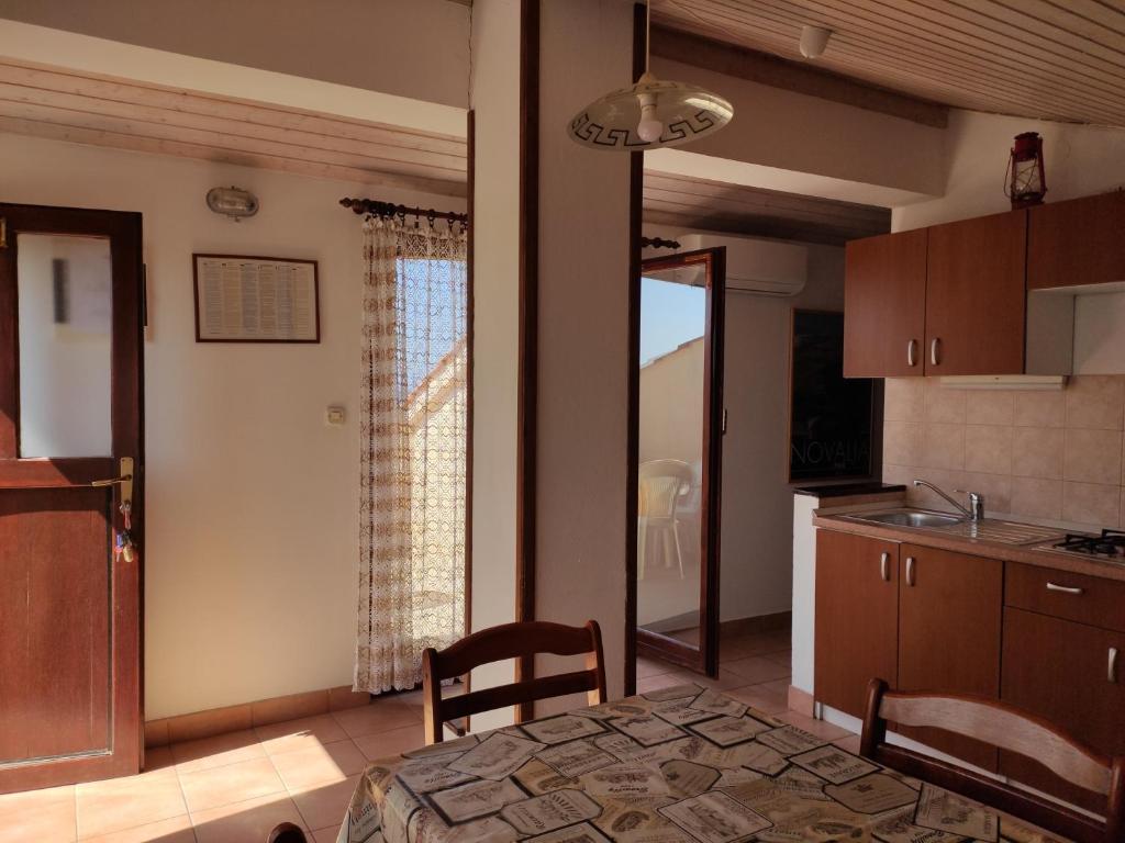 Kuchnia lub aneks kuchenny w obiekcie Apartments with a parking space Novalja, Pag - 6552