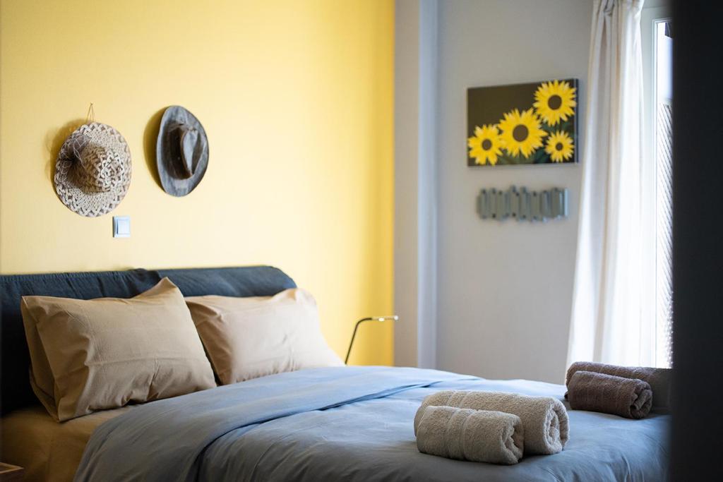 Łóżko lub łóżka w pokoju w obiekcie Olympic Mets Apartment