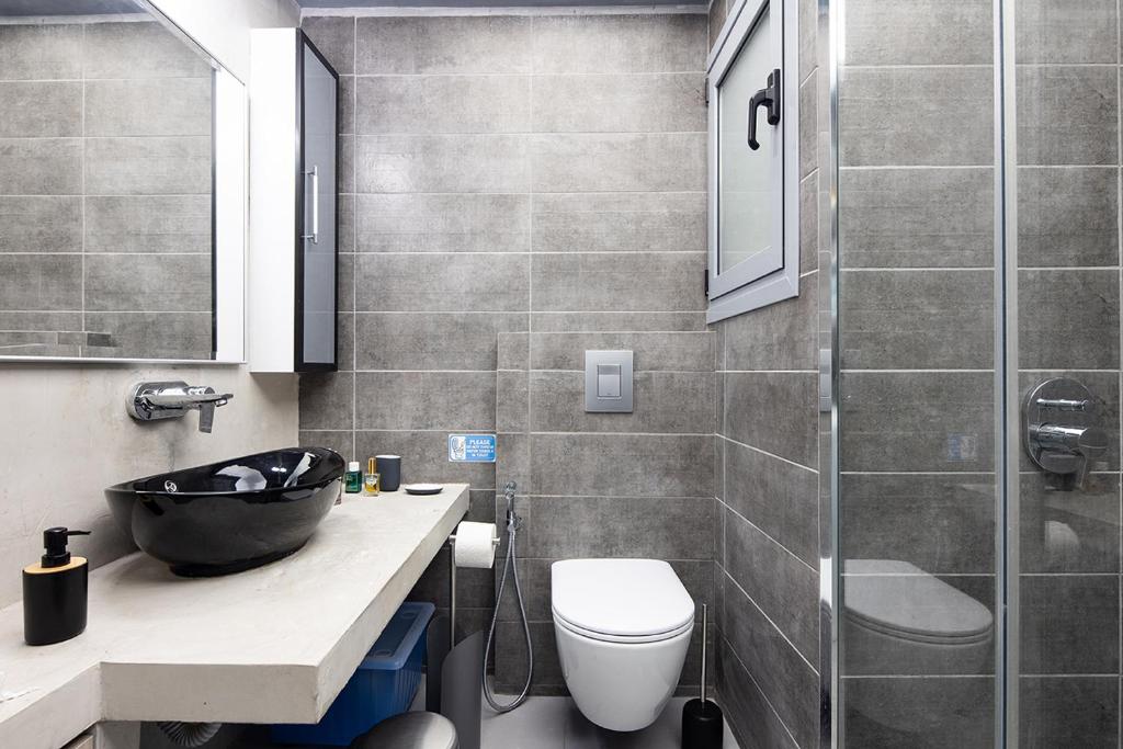 łazienka z toaletą, umywalką i prysznicem w obiekcie Olympic Mets Apartment w Atenach