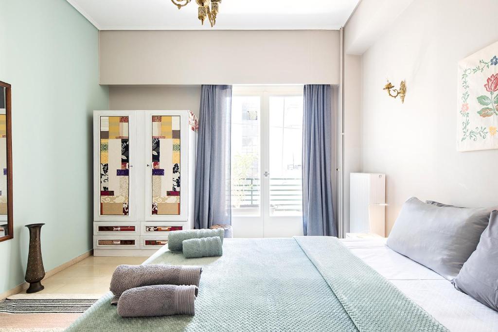 Łóżko lub łóżka w pokoju w obiekcie Olympic Mets Apartment