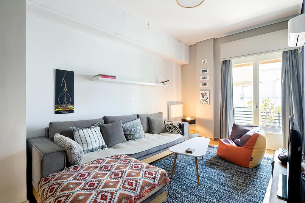 salon z kanapą i krzesłem w obiekcie Olympic Mets Apartment w Atenach