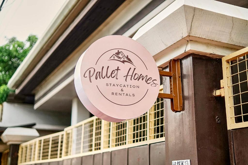 イロイロにあるPallet Homes - Gran Plainsの家の看板