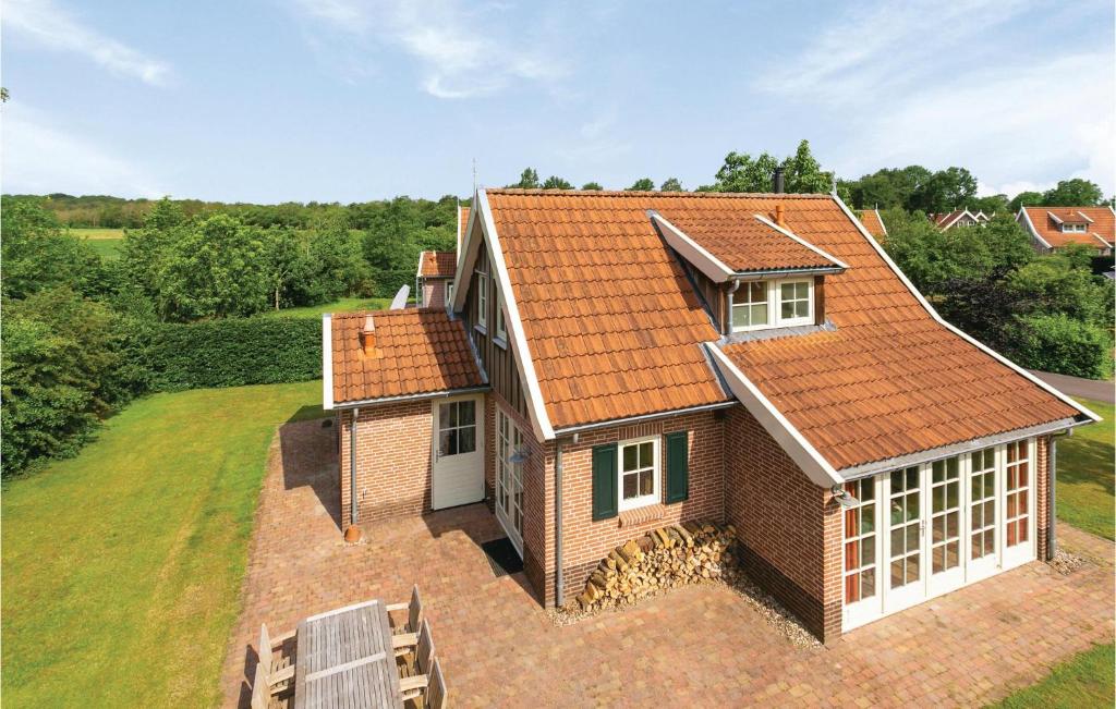 een luchtzicht op een huis met een oranje dak bij Beautiful Home In Hoge Hexel With Kitchen in Hoge-Hexel