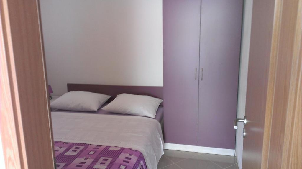 1 dormitorio pequeño con 1 cama y armario en Apartments Hana, en Starigrad-Paklenica