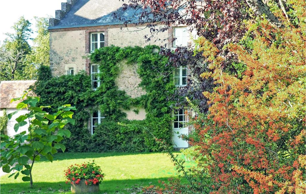 Taman di luar Lovely Home In Conflans Sur Anille