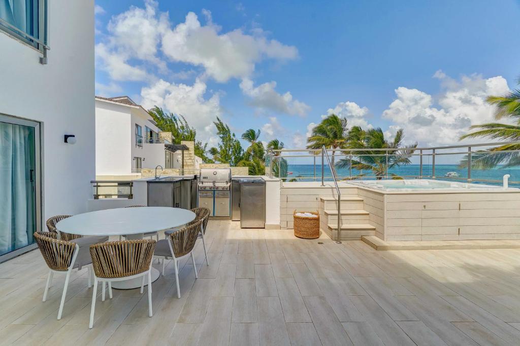 Costa Atlantica Punta Cana - Beach Vacation Condos - Penthouse Presidencial Con Bañera De Hidromasaje